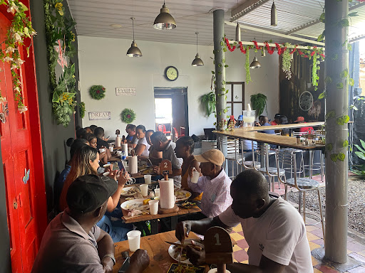 Trilogía, Restaurante Bar